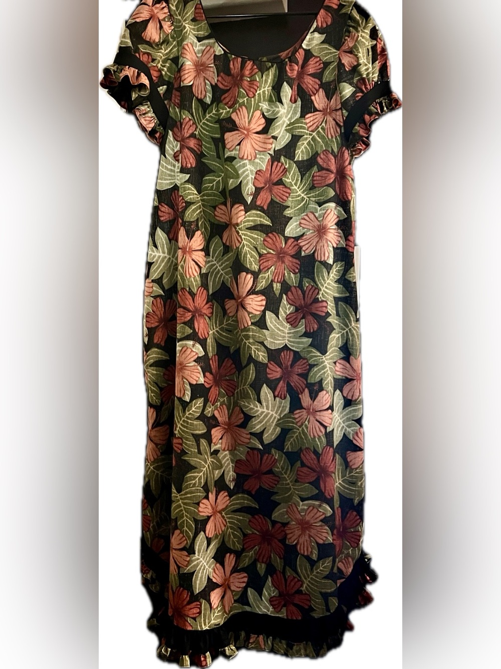 Vintage Reyn Muumuu Red Hibiscus w/ ruffle detail